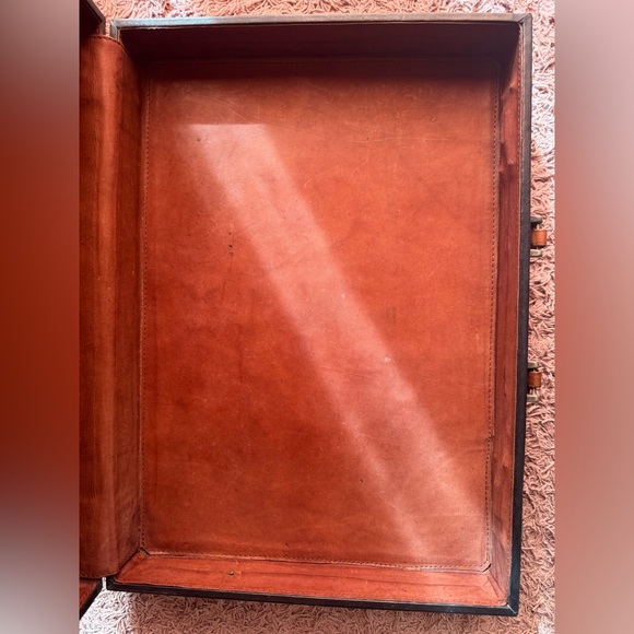 Rare Vintage Leaders in Leather Hand-Tooled Floral Briefcase w/ Combo Lock - Picture 8 of 10